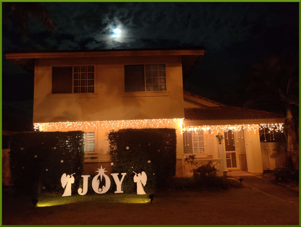 2021 Christmas decorations around Aeloa Village