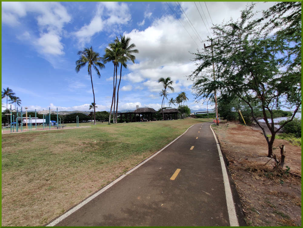 Blaisdell park: Pearl harbor bike path towards Diamond Head.